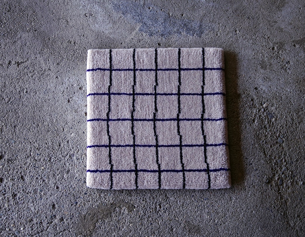 米沢緞通　気まぐれ格子(黒×紫)