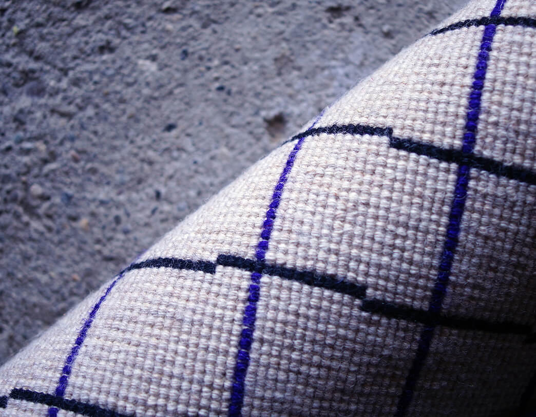 米沢緞通　気まぐれ格子(黒×紫)