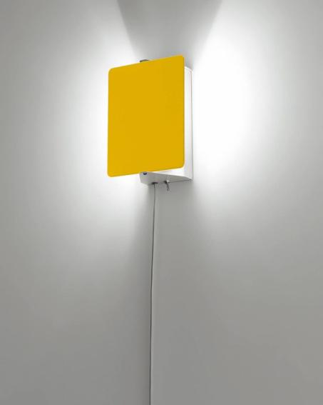 シャルロット・ぺリアンデザインの建築的なランプ