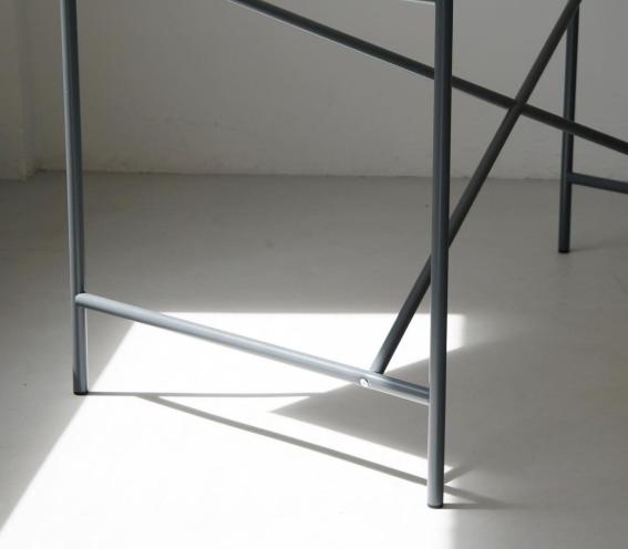 ミニマルなスタイルを追求したテーブル