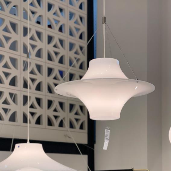 飛び交うカモメのような北欧のランプ