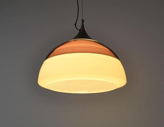 シェードのレイヤードが美しいヴィンテージランプ