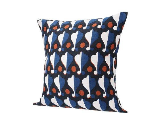 型染の第一人者・柚木沙弥郎さんの図案を用いたクッションカバー