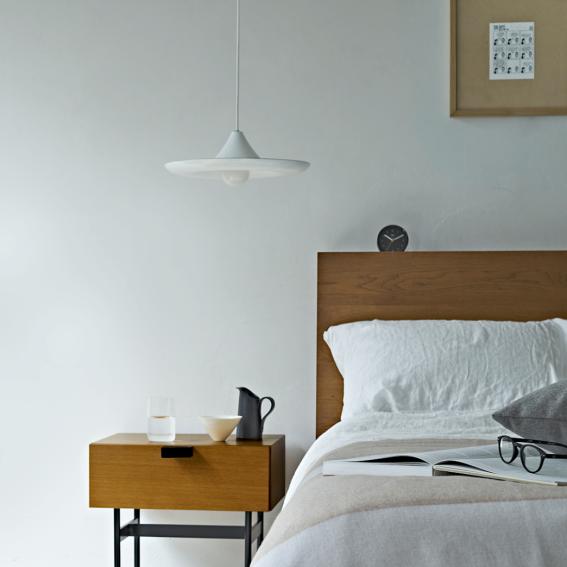 さりげない存在感の琺瑯ランプ