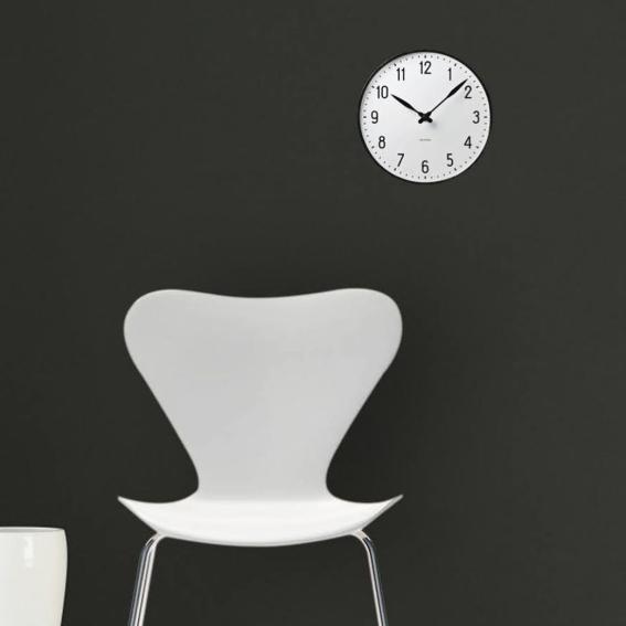 普遍的なデザインと視認性の高さが人気のクロック