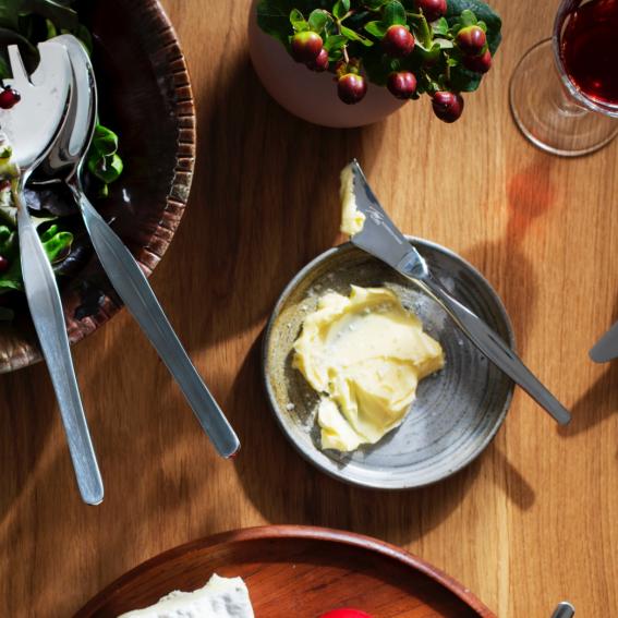 フィンランドが生んだ巨匠 タピオ・ヴィルッカラ自身の名前を冠したカトラリーシリーズ「TAPIO」のバターナイフ&チーズナイフのセット