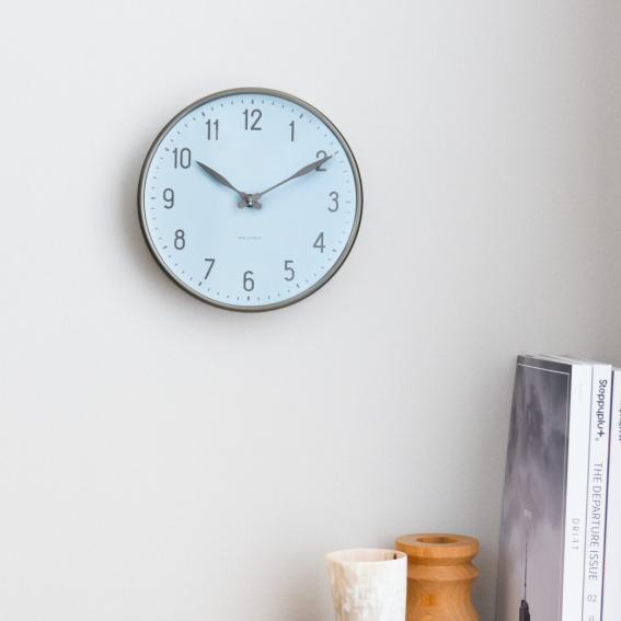 アルネ・ヤコブセンによる名作クロック、750個限定のロイヤルブルー発売