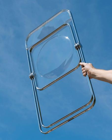 機能的で透明感のある美しい椅子