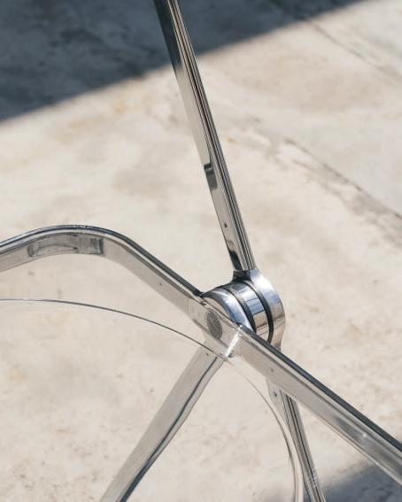 機能的で透明感のある美しい椅子