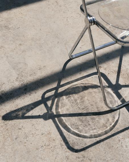 機能的で透明感のある美しい椅子