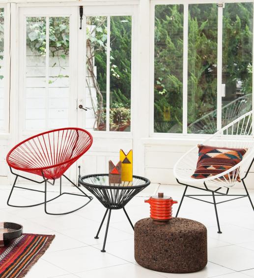 カラフルでポップなアカプルコチェアはリビングの主役!