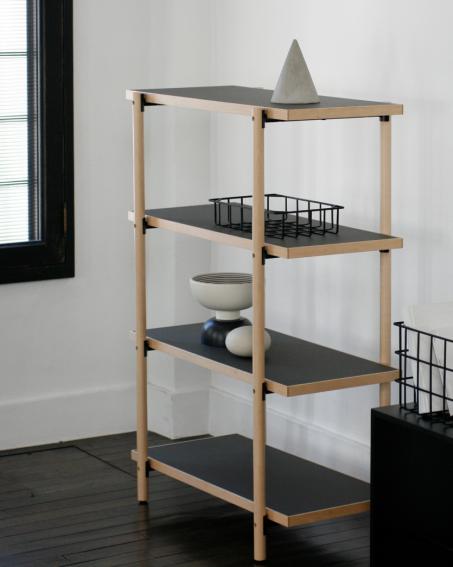 オープンスペースに遊びが生まれるシェルフ