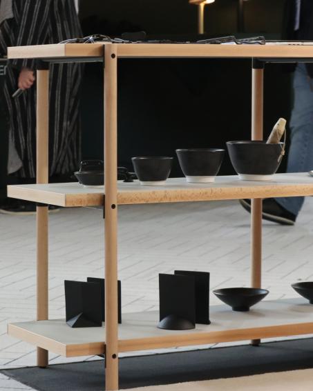 オープンスペースに遊びが生まれるシェルフ