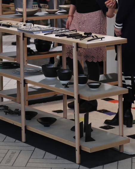 オープンスペースに遊びが生まれるシェルフ