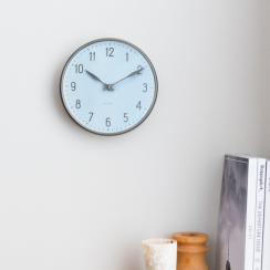 アルネ・ヤコブセンによる名作クロック、750個限定のロイヤルブルー発売