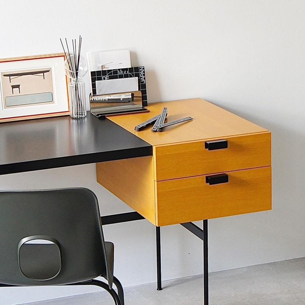 大容量収納を備えたフレンチモダンデスク