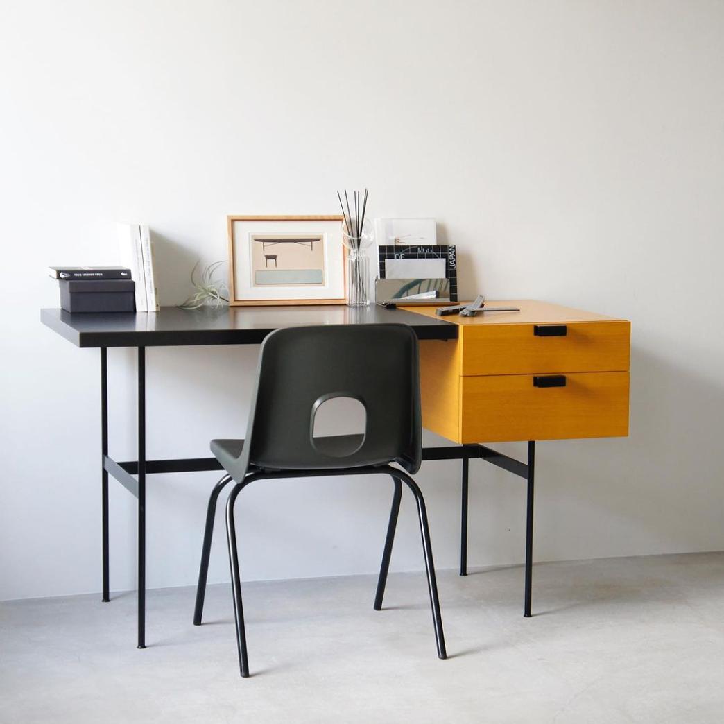 大容量収納を備えたフレンチモダンデスク