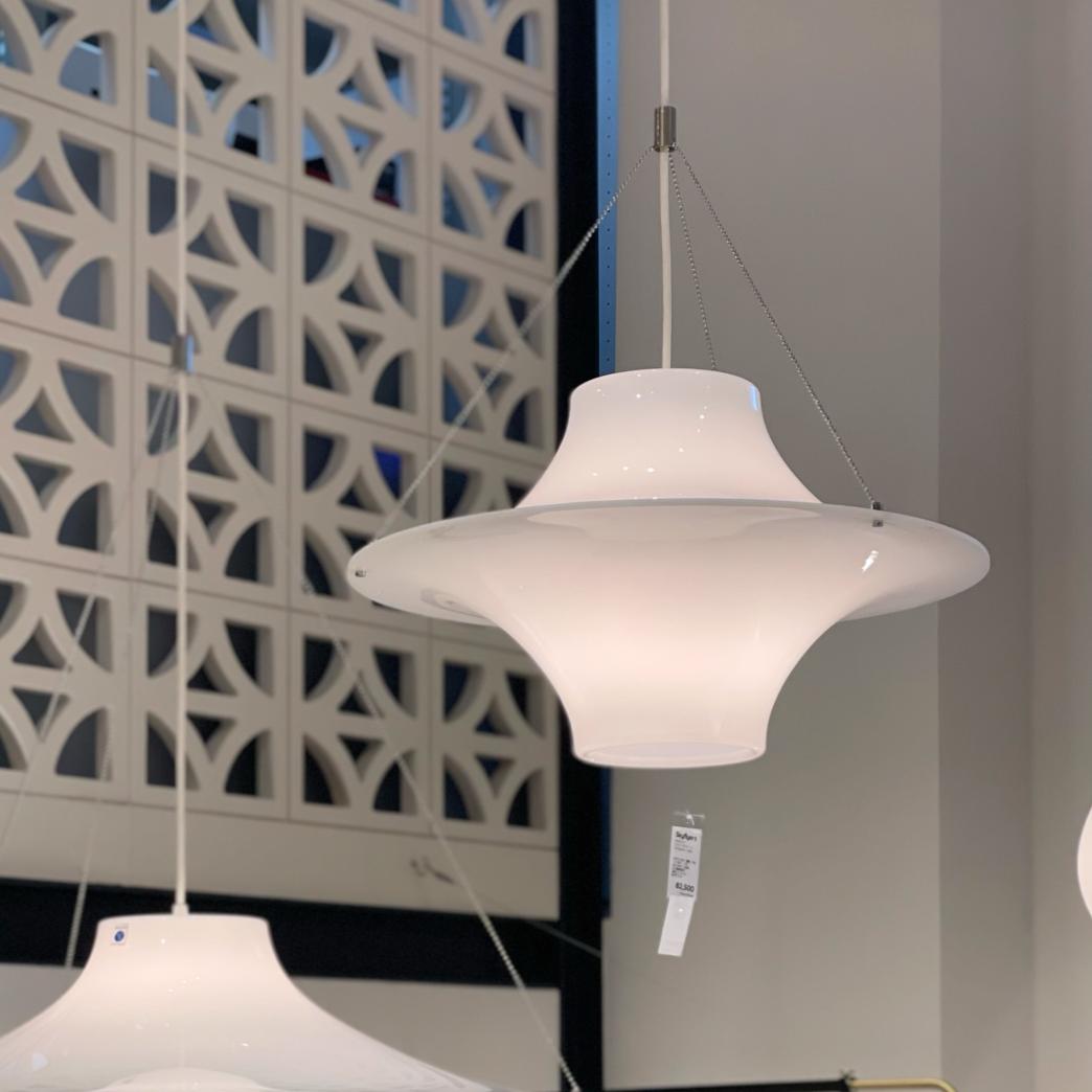 飛び交うカモメのような北欧のランプ