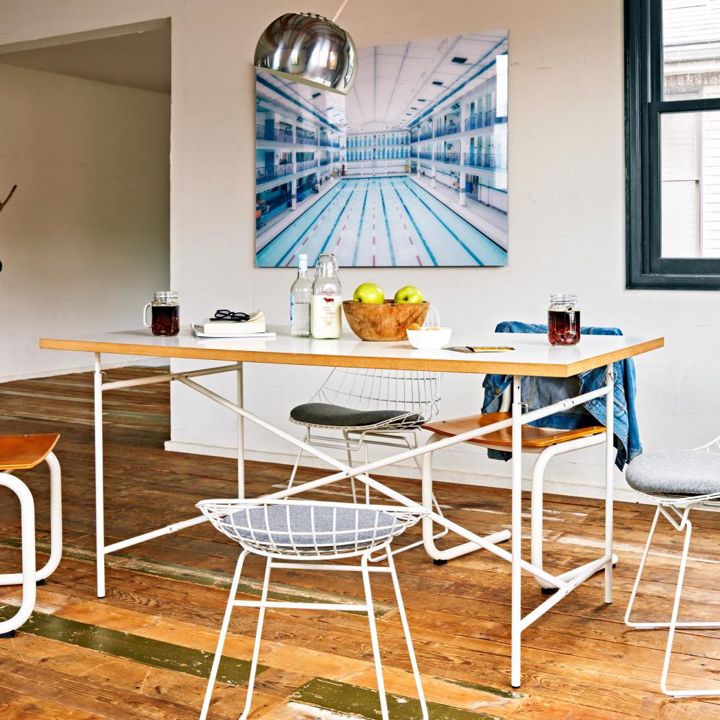 アーキテクトな構造がデザインとして生かされたテーブル