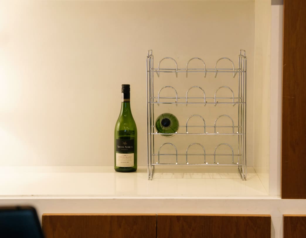 クロームメッキが美しい、洗練されたワインラック