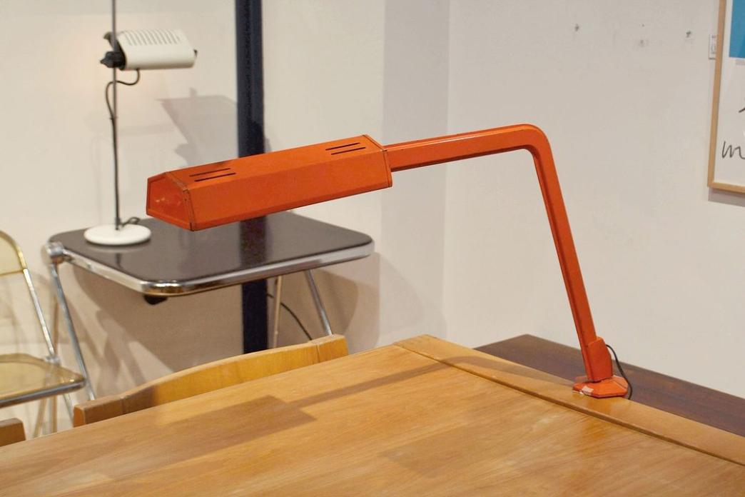 オリベッティから発表されたクランプ式のデスクランプ