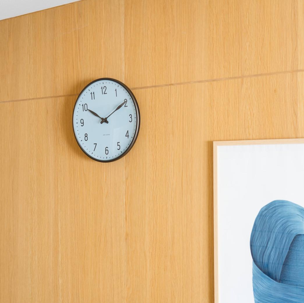 アルネ・ヤコブセンによる名作クロック、750個限定のロイヤルブルー発売