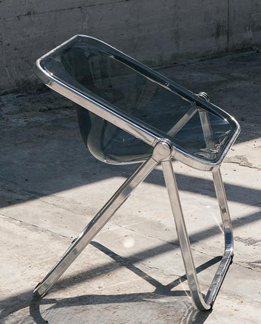 プリアの意匠を受け継いだチェア