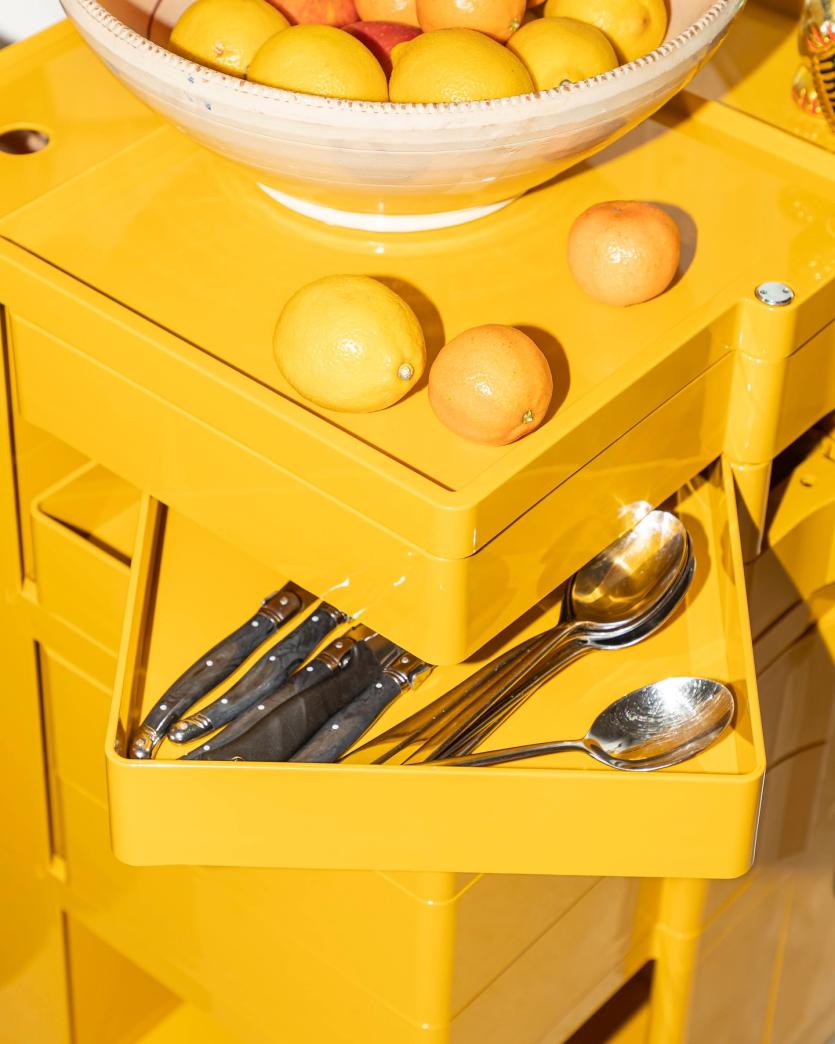 実店舗ではすべてのカラーをご覧いただけます