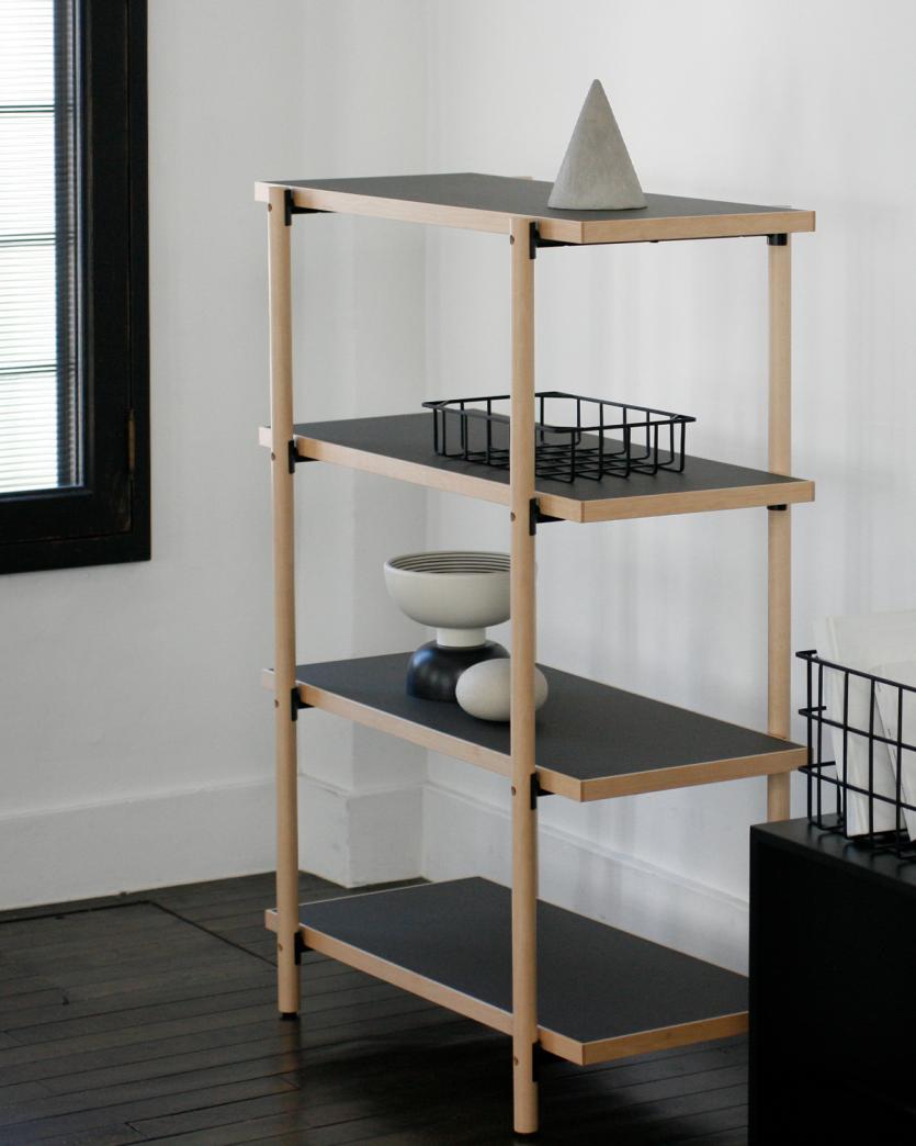 オープンスペースに遊びが生まれるシェルフ