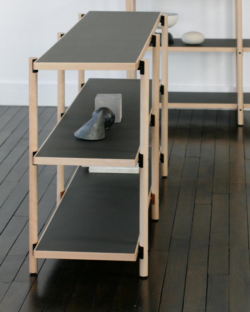 オープンスペースに遊びが生まれるシェルフ