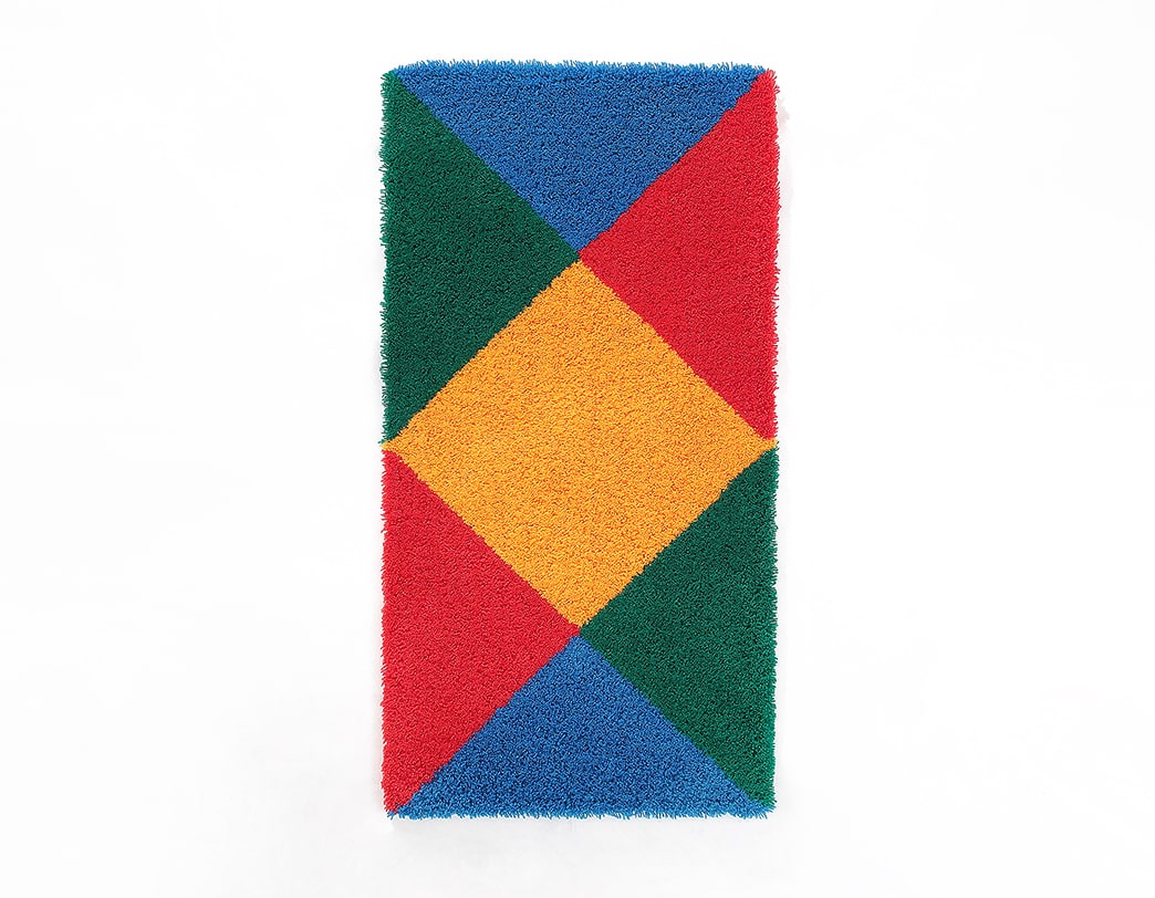 Graphic Rug rotating four colored double cores.